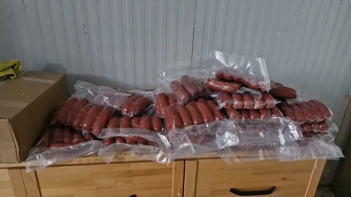 Rize'de etiketsiz satılan 9 ton 750 kilogram gıda ürününe el konuldu