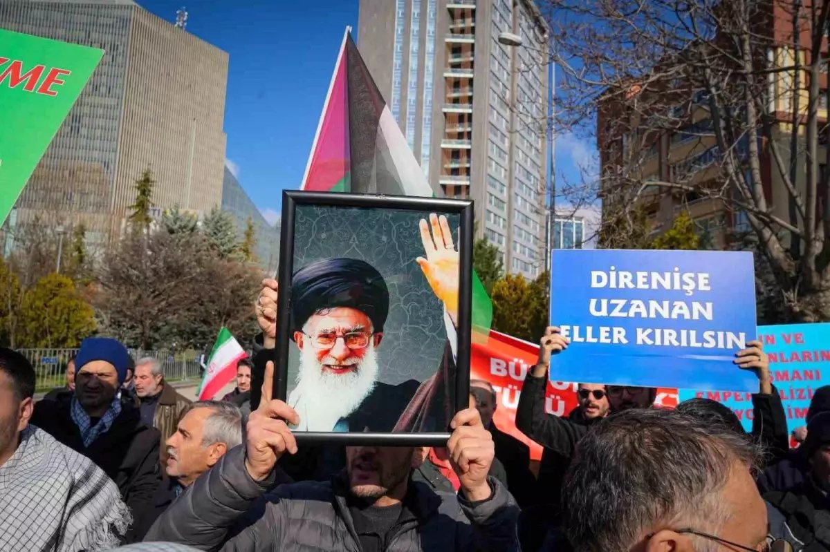 İran'ın Ankara Büyükelçiliği'nde bayraklar yarıya indi