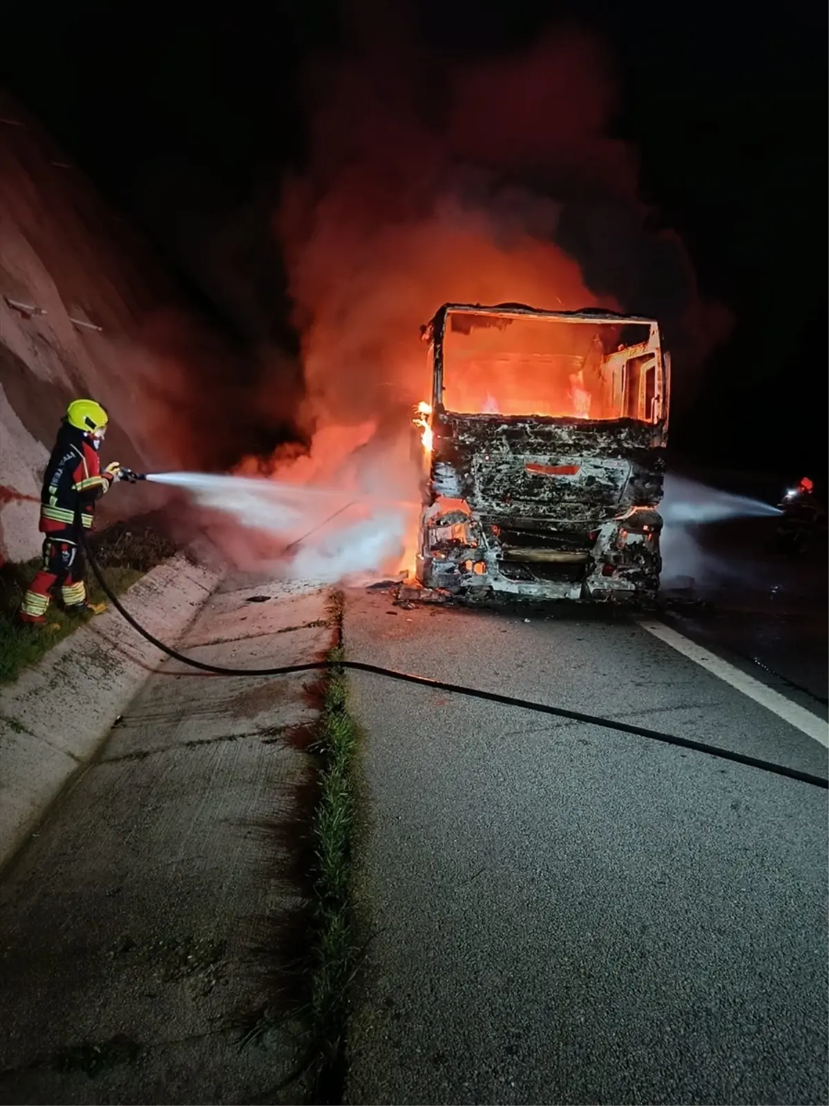 Balıkesir'de yanan tır kullanılamaz hale geldi