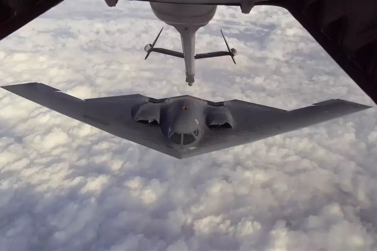 ABD 'görünmez' kozunu sahaya sürdü! B-2 hayalet bombardıman uçakları İran'ın balistik füze stoğunu vurdu