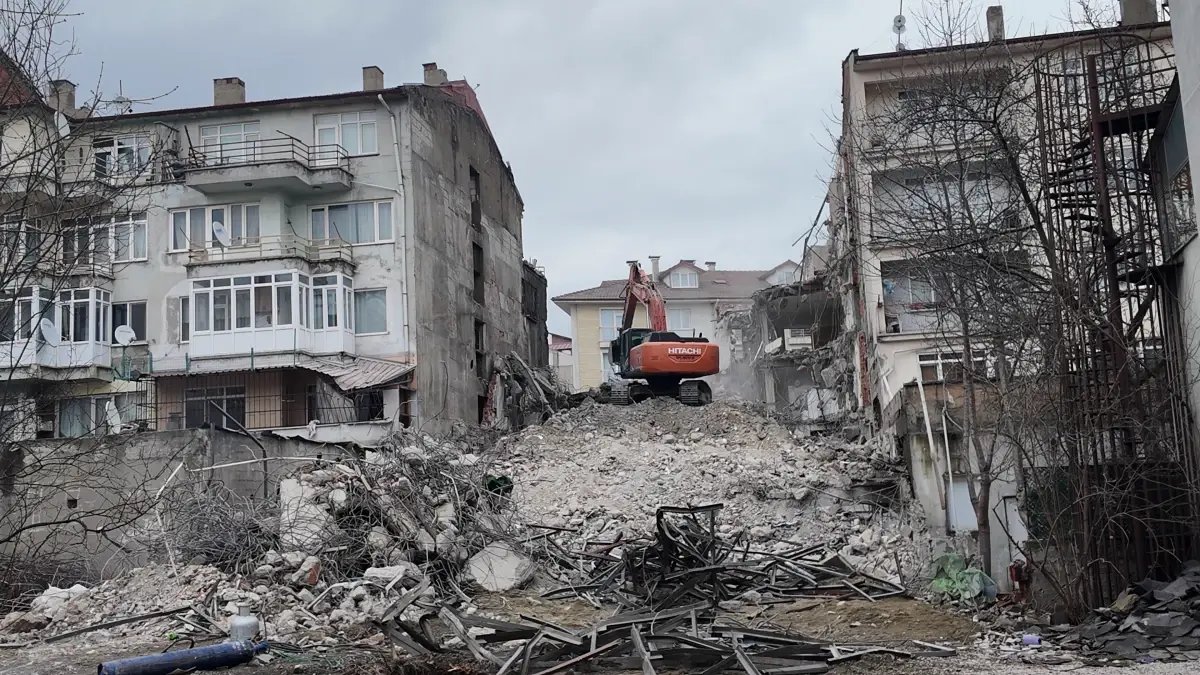 Yıkım sırasında bitişik binadaki dairenin yatak odasının duvarı yıkıldı