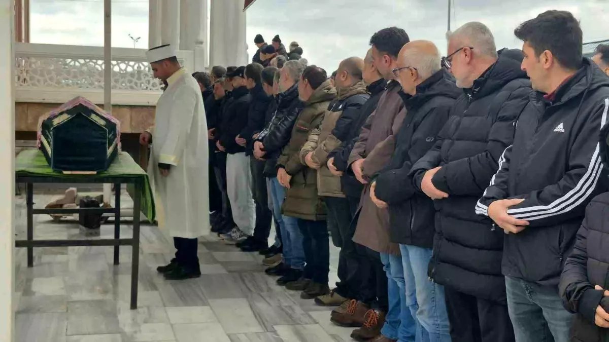 Yüz gerdirme ameliyatı sonrası hayatını kaybeden Sibel Yiyin, son yolculuğuna uğurlandı