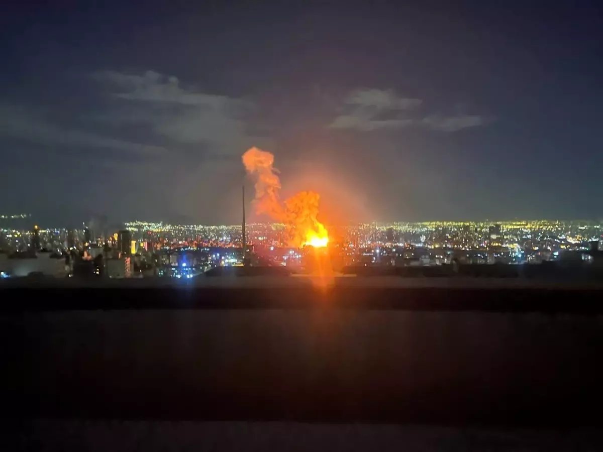 İran'da Radyo ve Televizyon Kurumu binası vuruldu, yayınlar kesildi