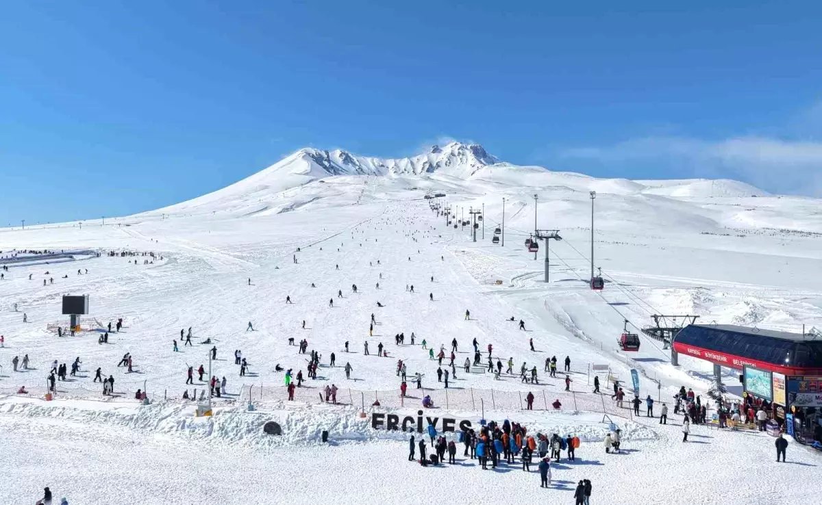 Erciyes'te kayak sezonu tüm hızıyla devam ediyor