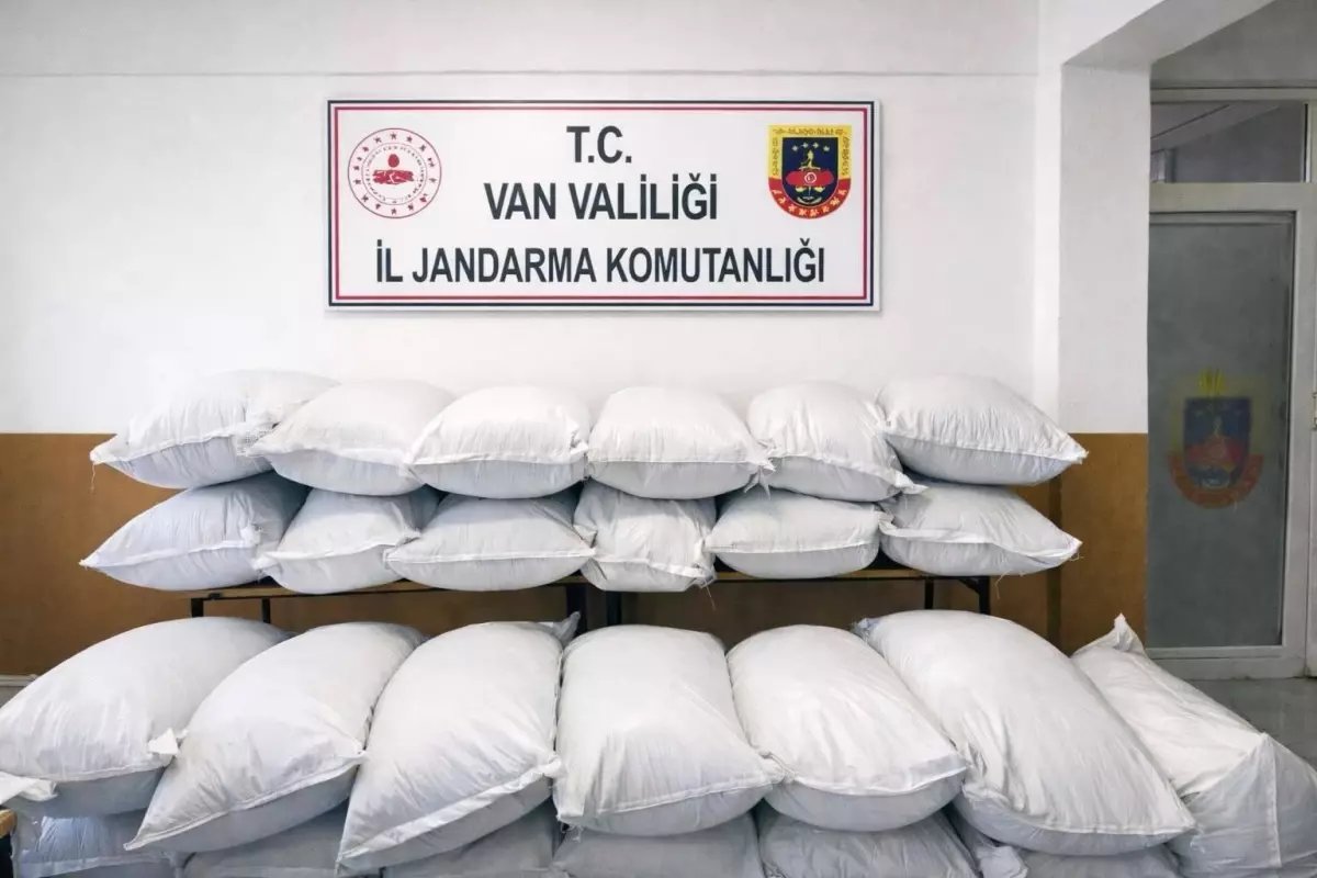 Van'da 3 Milyon 150 Bin TL Değerinde Kaçak Gıda Ele Geçirildi