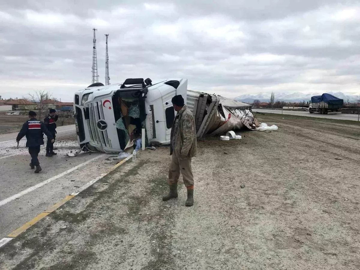 Konya'da iplik yüklü tır devrildi: 1 yaralı