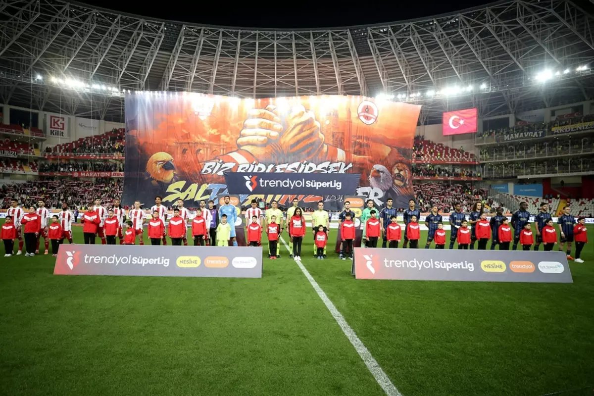 Fenerbahçe'de sakatlık kabusu bitmiyor: Semedo oyuna devam edemedi