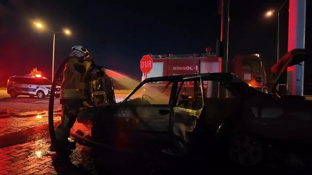 Bingöl'de sanayide çalıştırılmak istenen otomobil yandı