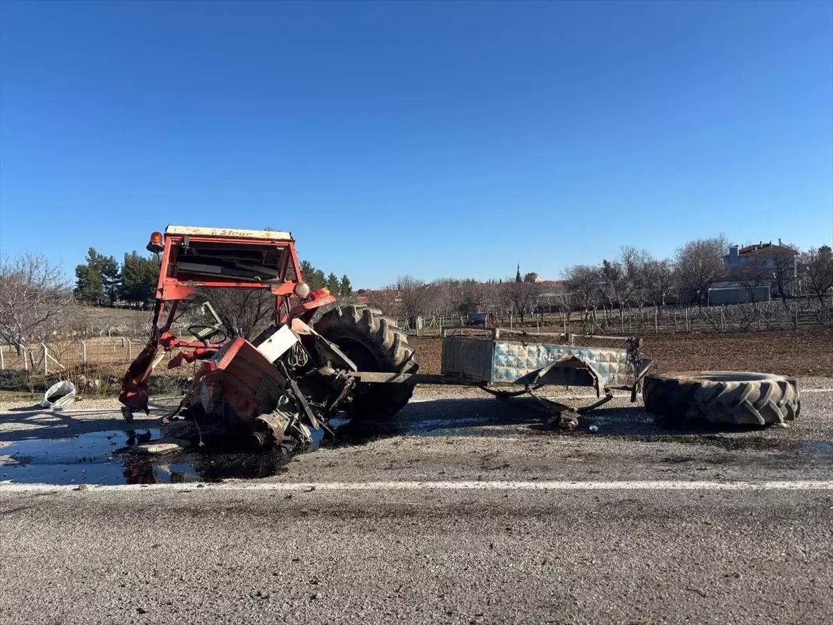Uşak'ta kamyon ile çarpışan traktörün sürücüsü yaralandı
