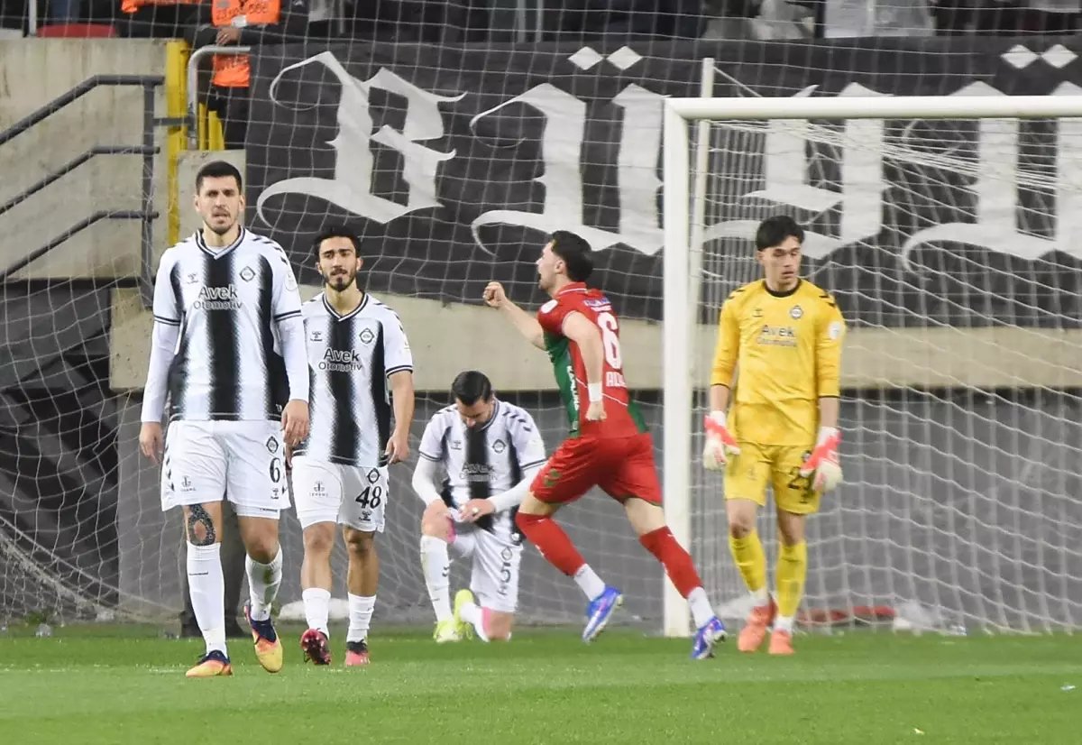 Altay evinde yıkıldı