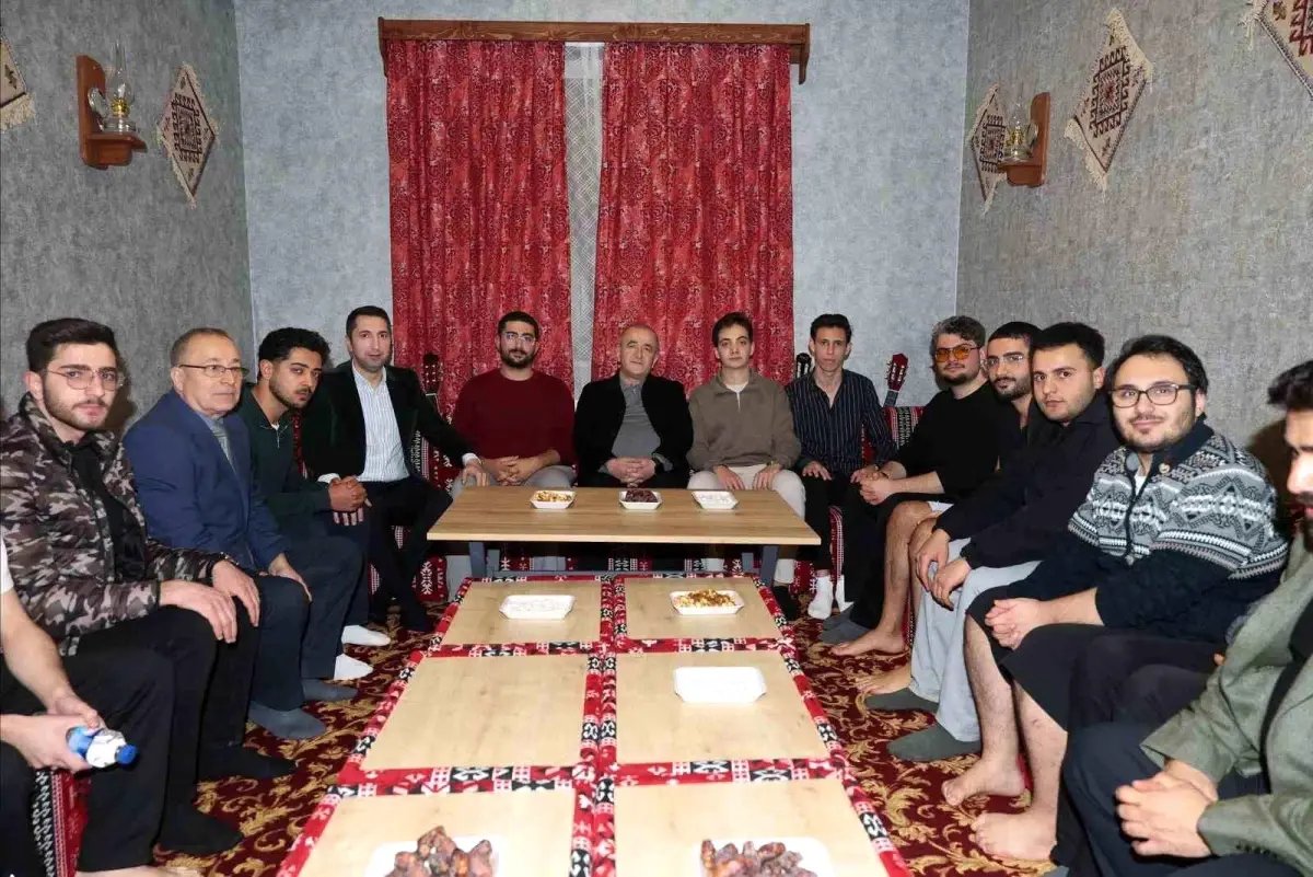 Elazığ Valisi Hatipoğlu, iftarda gençlerle buluştu
