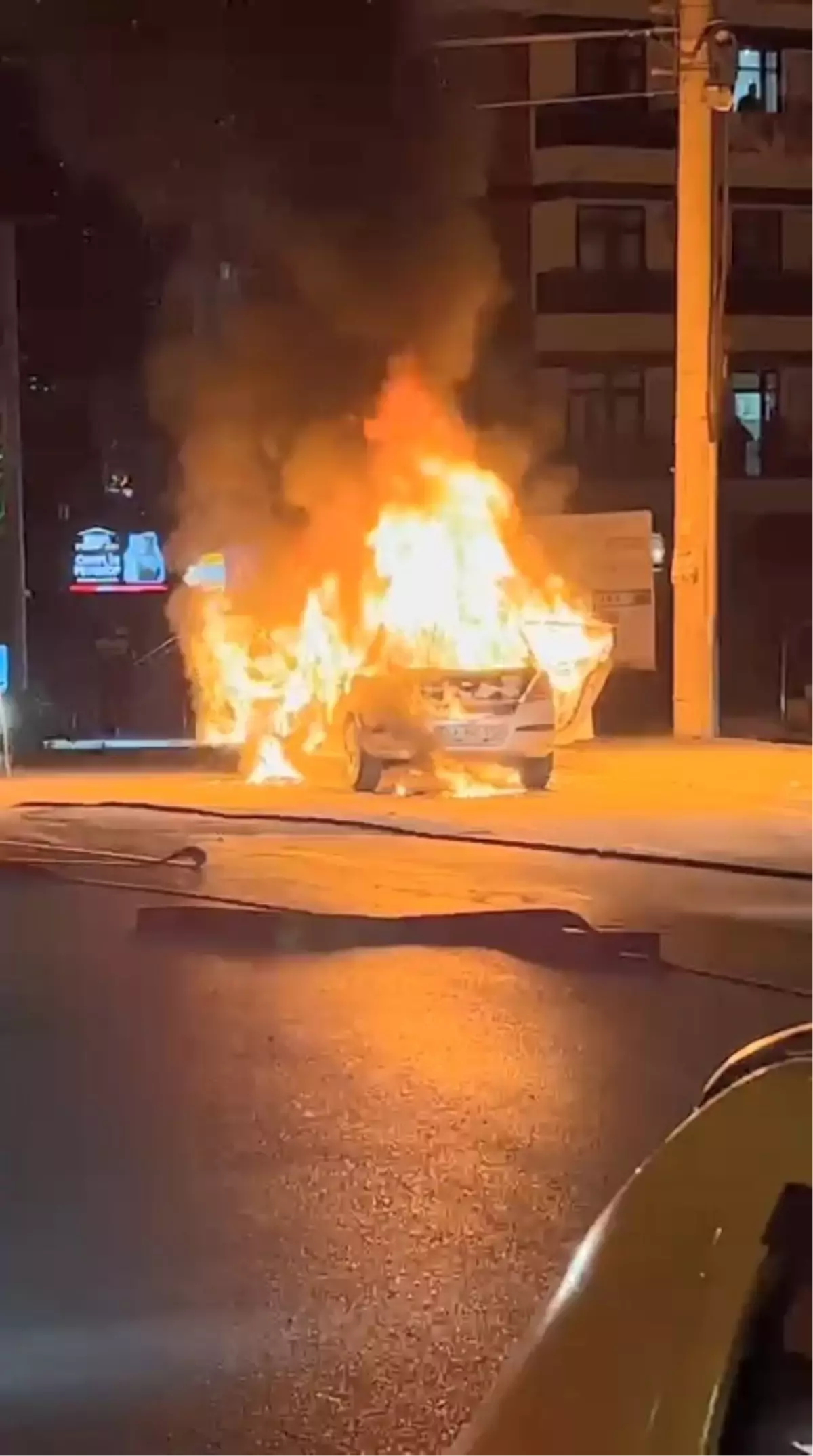 Kocaeli'de Otomobil Alev Alev Yandı