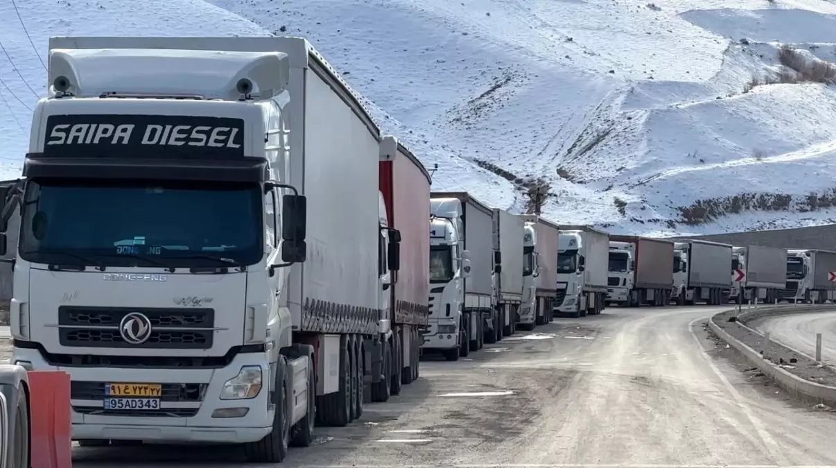 Türkiye-İran sınır kapısında 2 kilometrelik tır kuyruğu oluştu