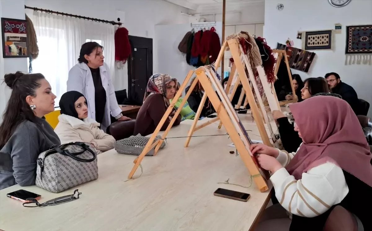 Nevşehir'de üniversite öğrencilerine dokuma atölyesinde halı kültürü tanıtıldı