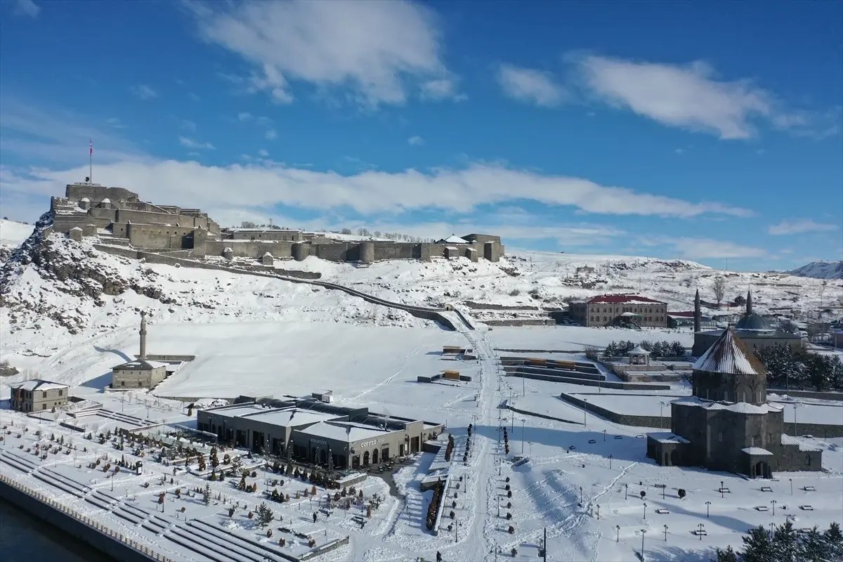 Kars ile Ardahan'da kar ve soğuk hava etkili oldu
