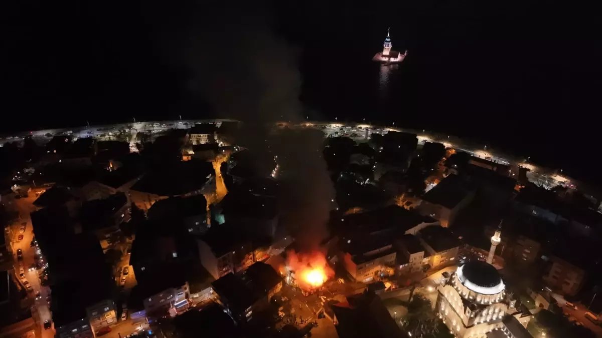Üsküdar'da ahşap binada çıkan yangın bitişiğindeki metruk binaya sıçradı