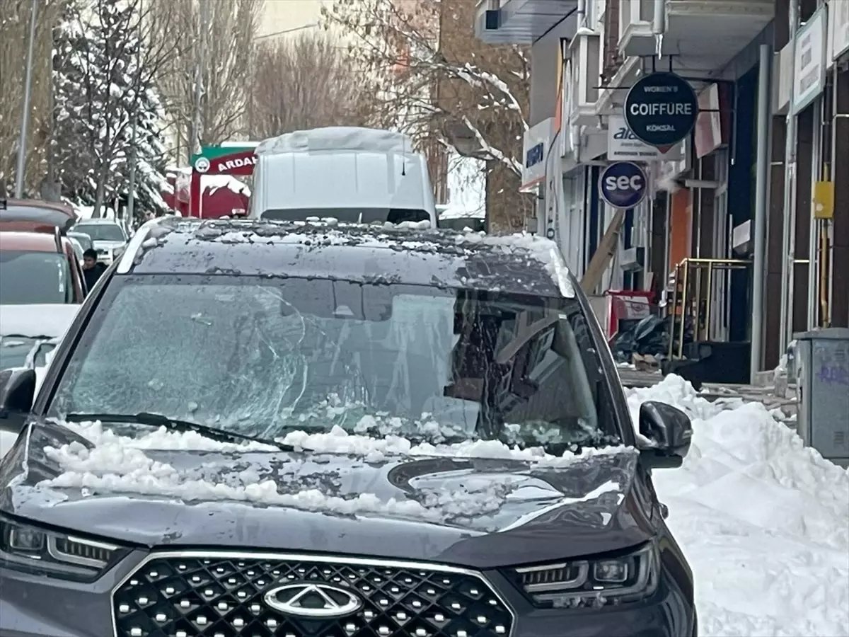 Ardahan'da üzerine kar ve buz kütlesi düşen otomobilde hasar oluştu