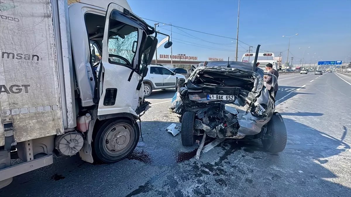 Kocaeli'de otomobille kamyonetin çarpışması sonucu 2 kişi yaralandı