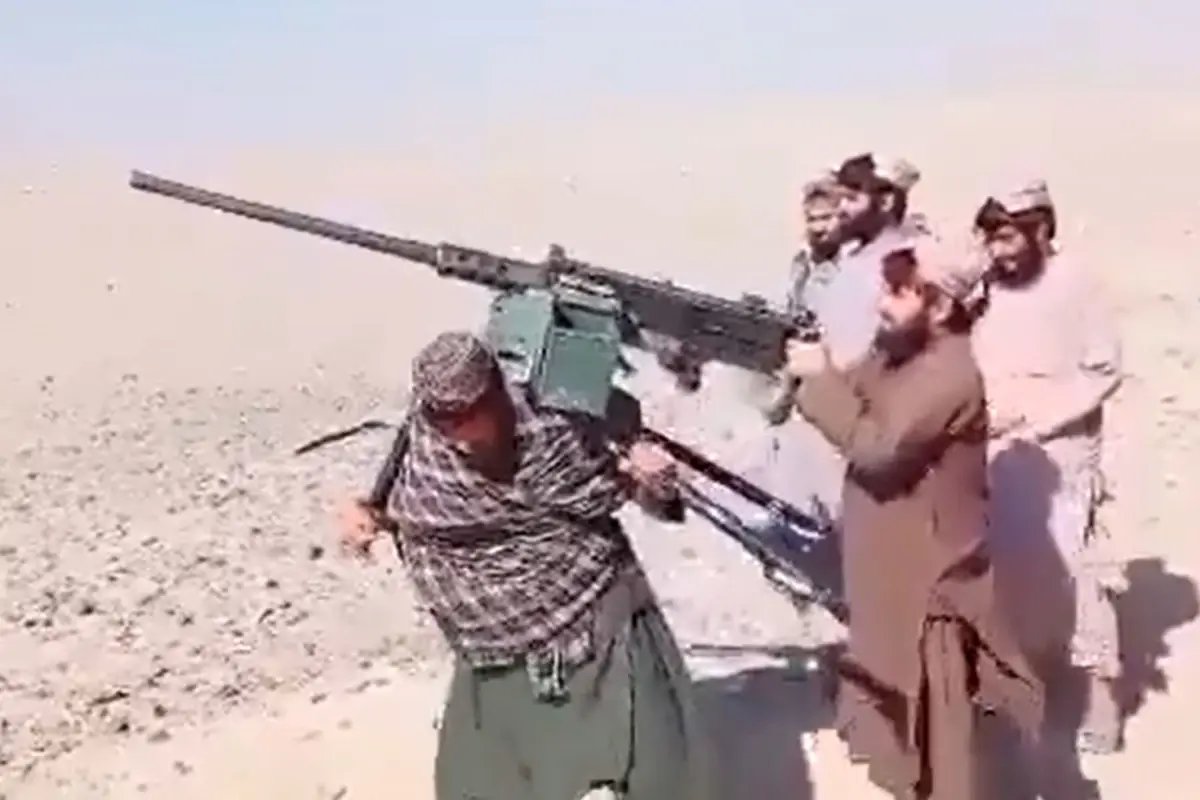 Bu da suyun öte yanındaki savaş! Biri koca uçaksavarı sırtladı, diğeri ateş açtı