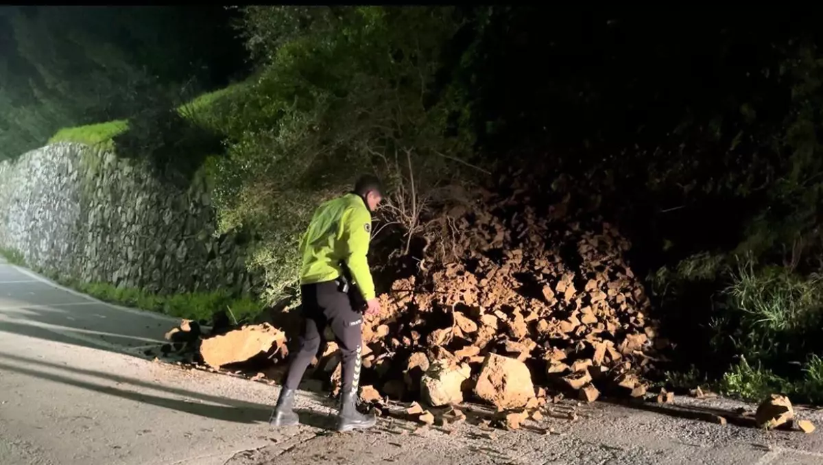 Araç kazayı kıl payı böyle atlattı, heyelanla düşen kayalar yola savruldu