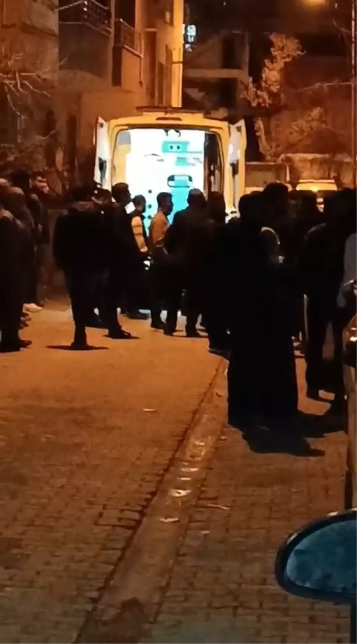 Annesini aldattığını iddia ettiği babasını öldürdü