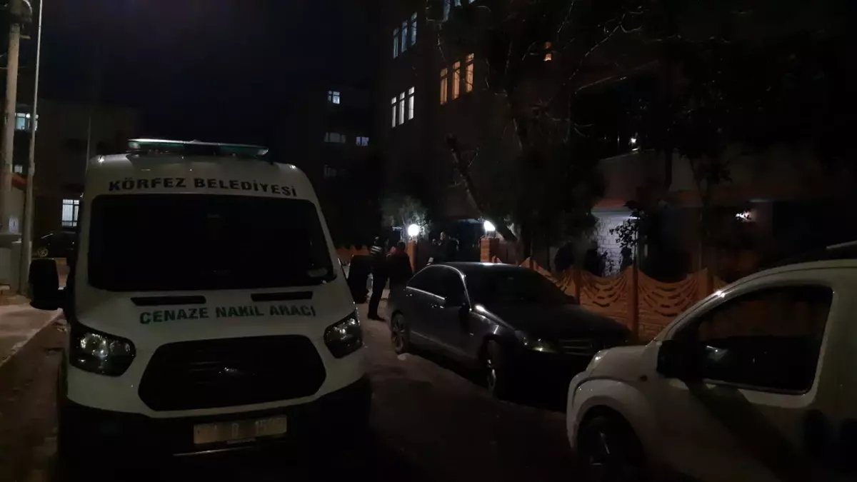 Annesiyle yaşadığı evde boğazından bıçaklanmış halde bulunan kadın öldü