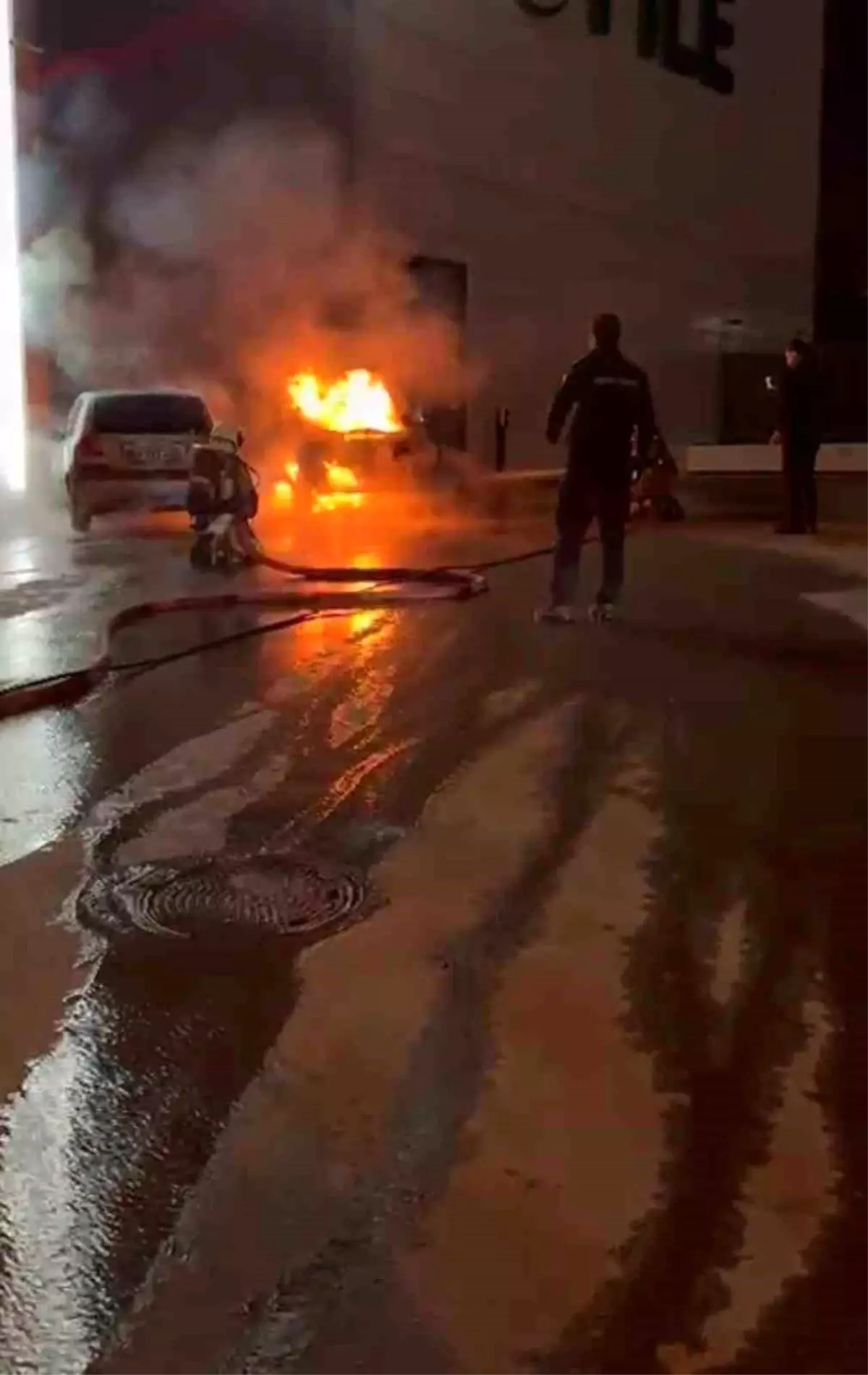 Ankara'da alev alan elektrikli otomobil kullanılmaz hale geldi