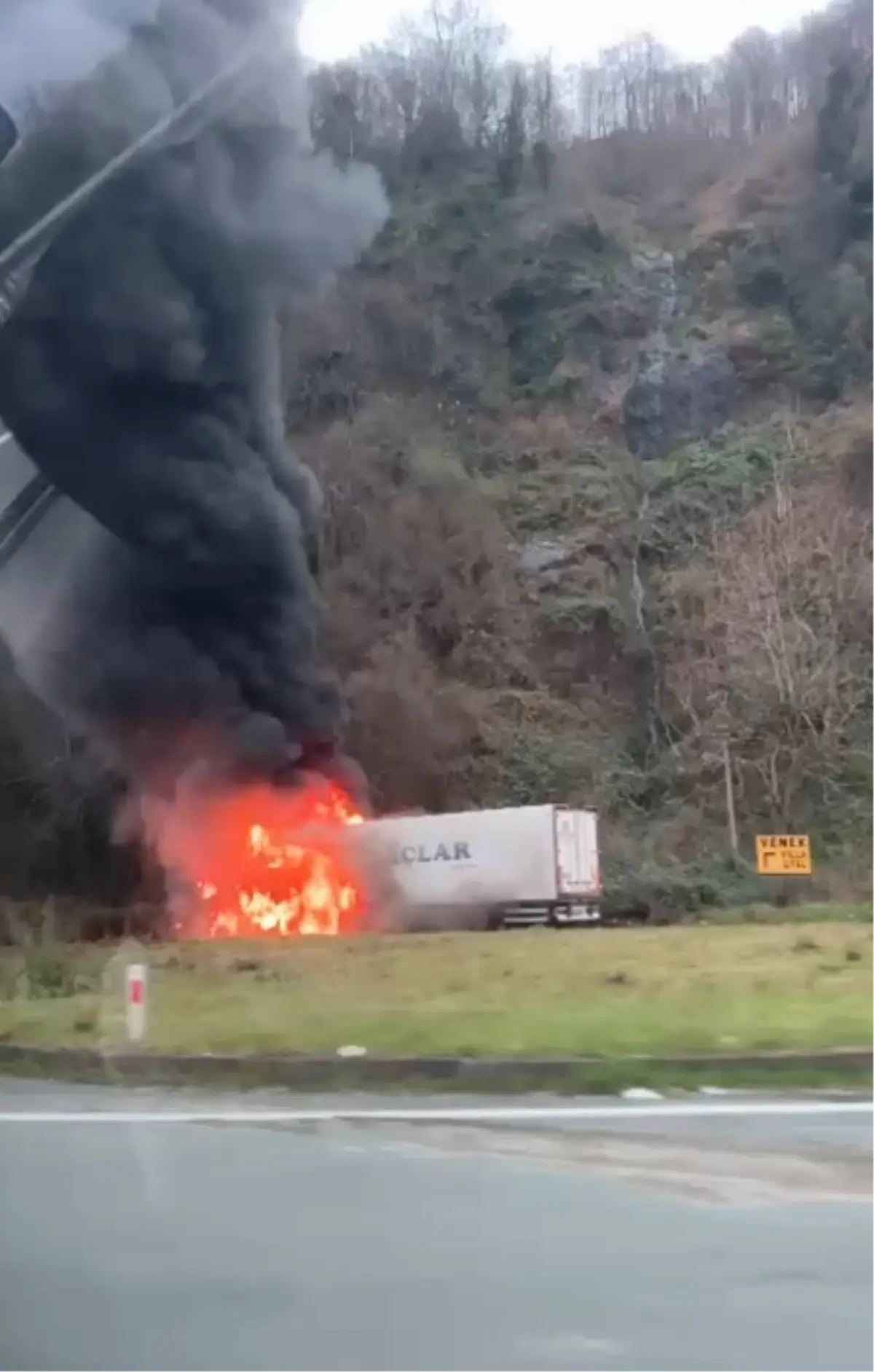 Rize'de Karadeniz Sahil Yolu'nda TIR alev aldı