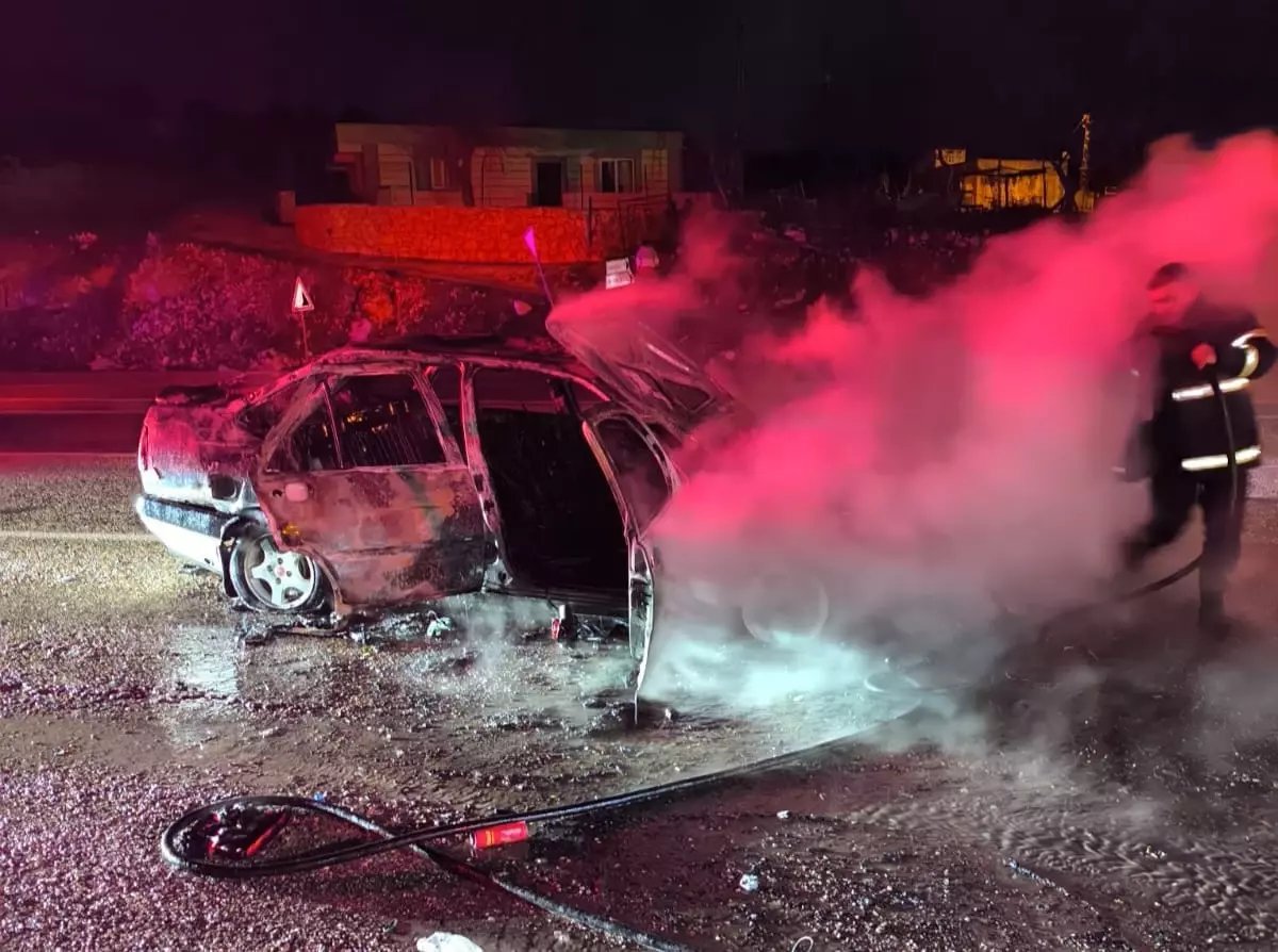 Hareket halindeyken alev alan otomobil yandı