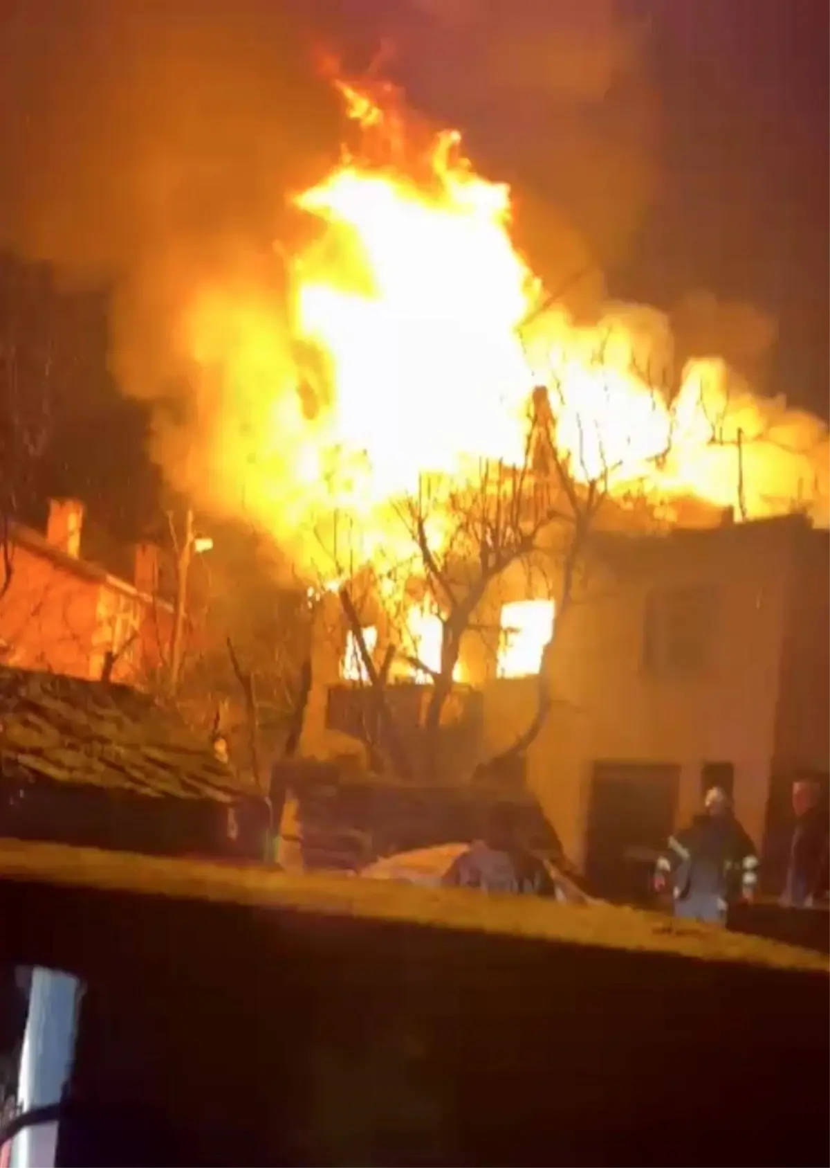 Alevlere teslim olan iki katlı ev kullanılmaz hale geldi