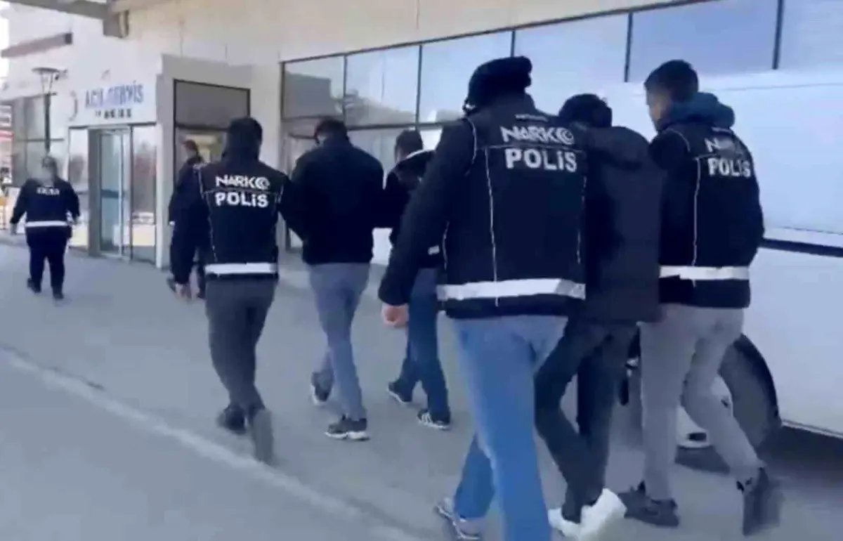 Şüphe üzerine durdurulan araçtan uyuşturucu çıktı: 2 tutuklama