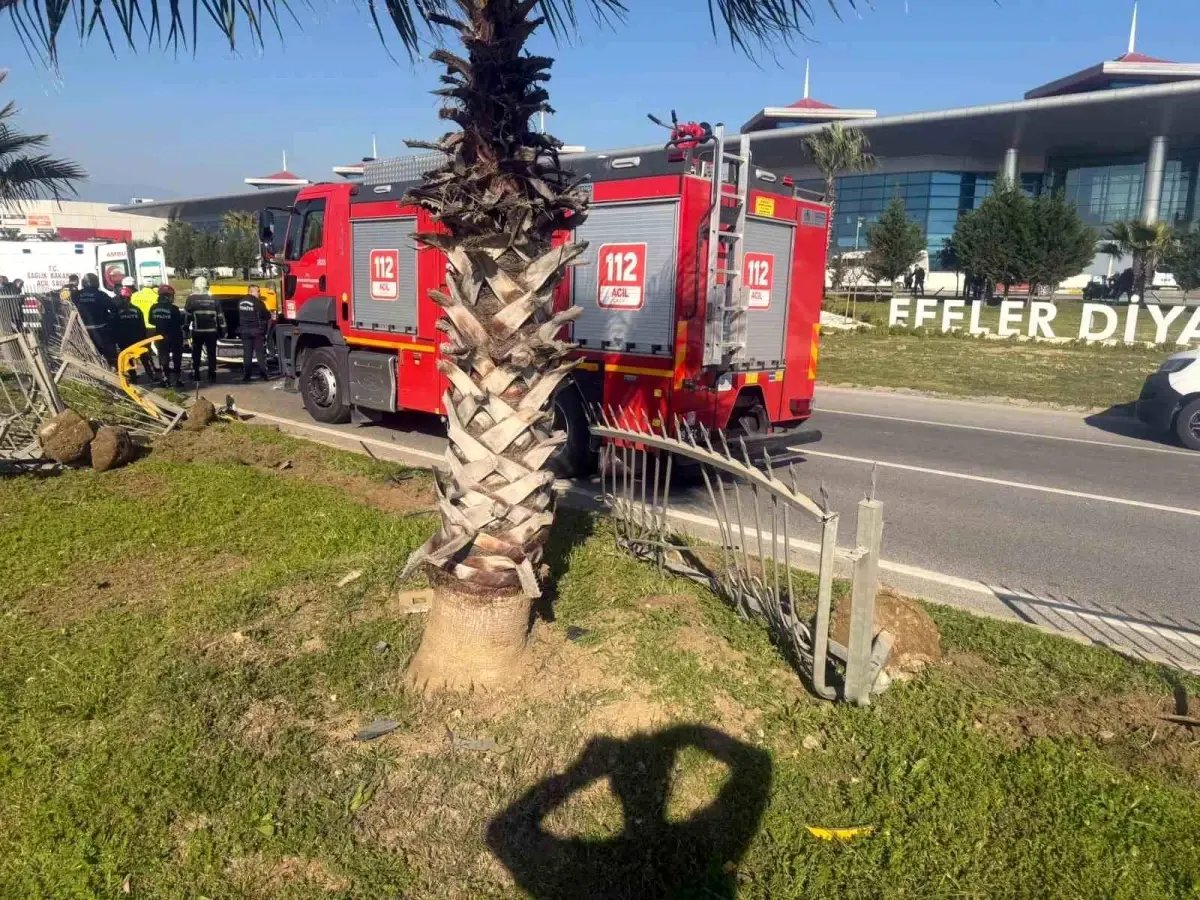 Taksi bariyerlere çarpıp takla attı: 2 yaralı