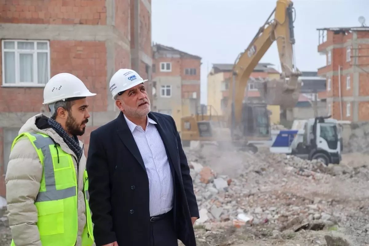 Samsun'un Canik ilçesinde depreme dayanıksız 741 binanın yıkımı sürüyor