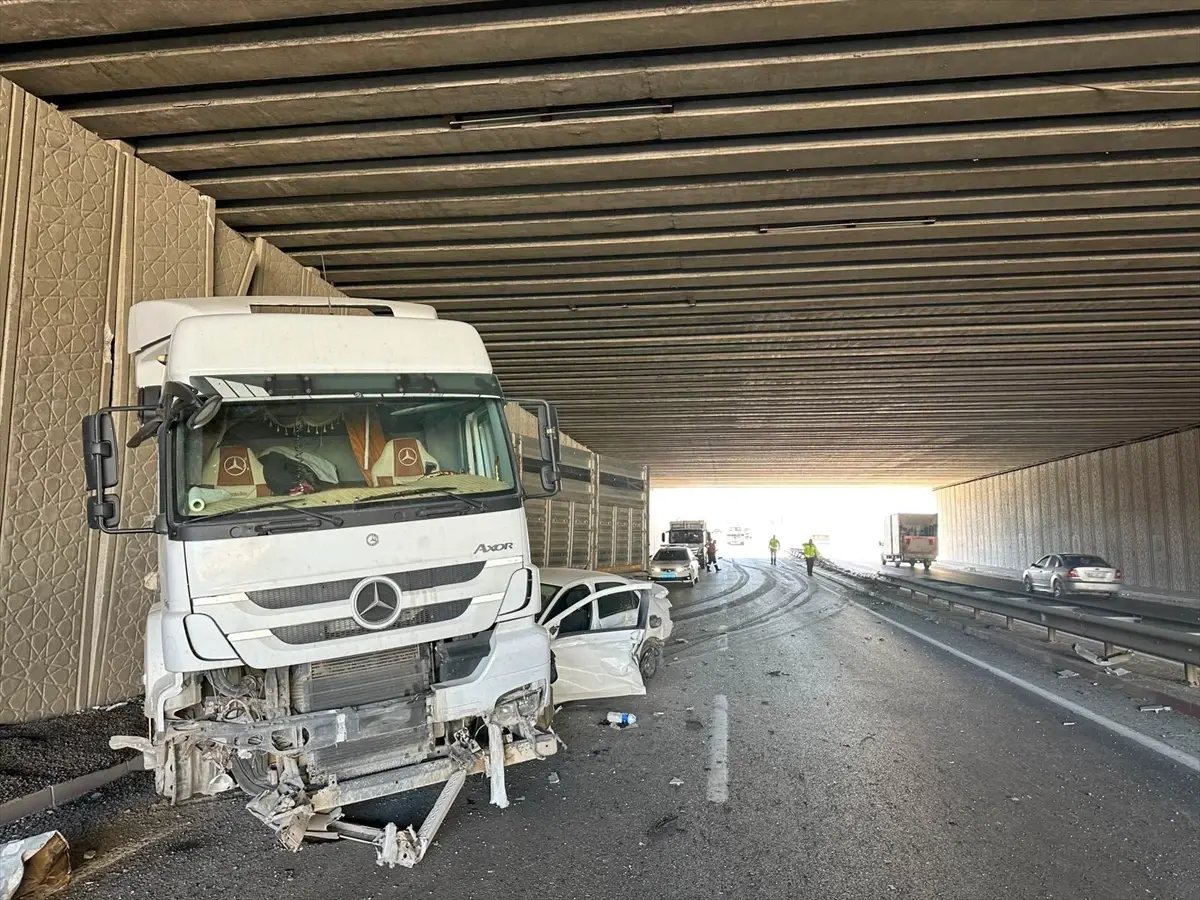 Uşak'ta tır ile çarpışan otomobilin sürücüsü yaralandı