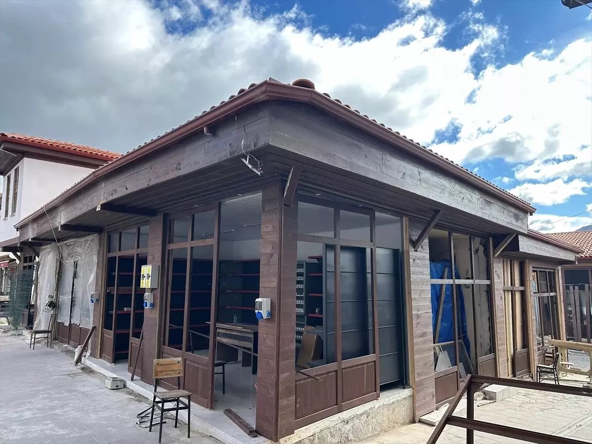 Güdül'de çarşı içinde cephe iyileştirme projesi sürüyor