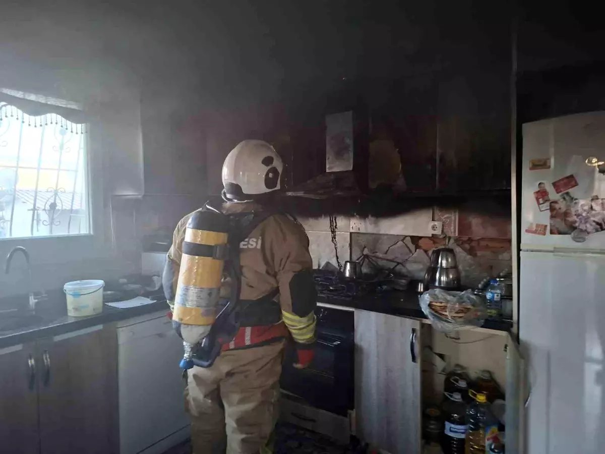 Samandağ'da evin mutfağında çıkan yangın korkuttu