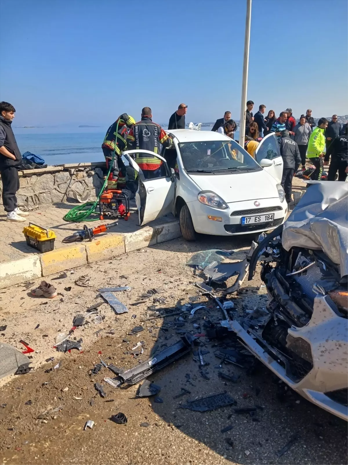 Balıkesir'de 2 otomobilin çarpıştığı kazada 6 kişi yaralandı