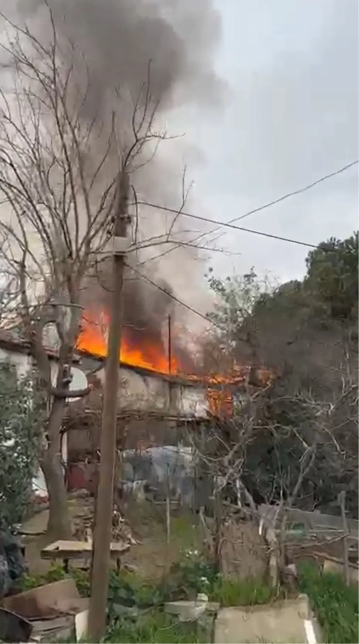 Pendik'te gecekonduda çıkan yangın söndürüldü