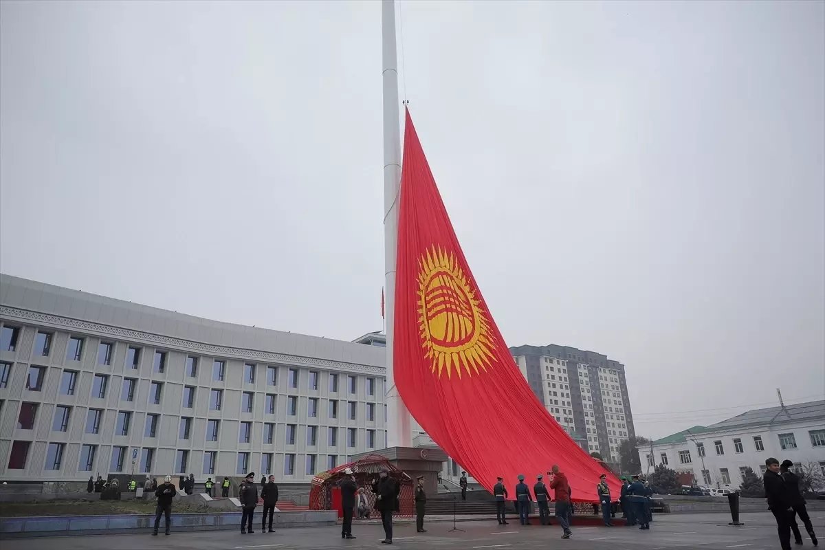 Kırgızistan'ın ikinci büyük şehri Oş'ta "3 Mart Devlet Bayrak Günü" kutlandı