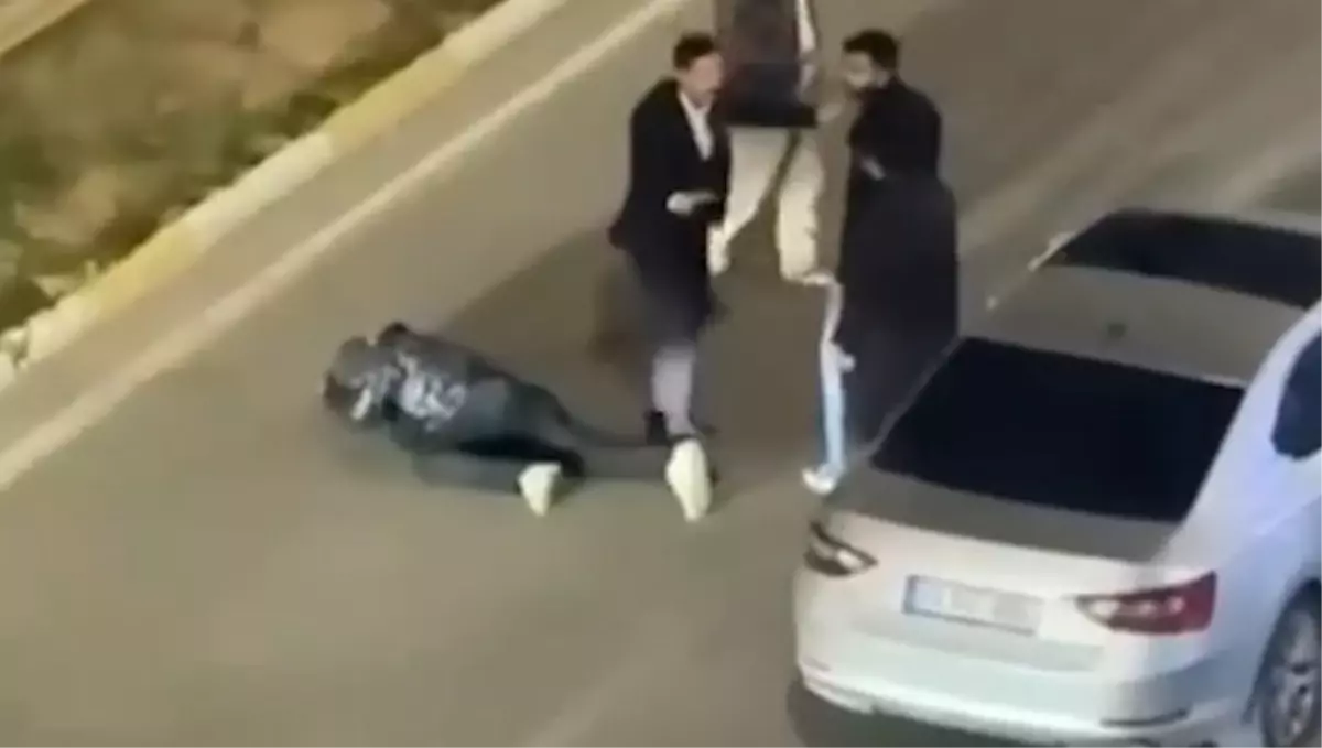 Otomobilinden indirip sopayla dövdüler; o anlar kamerada