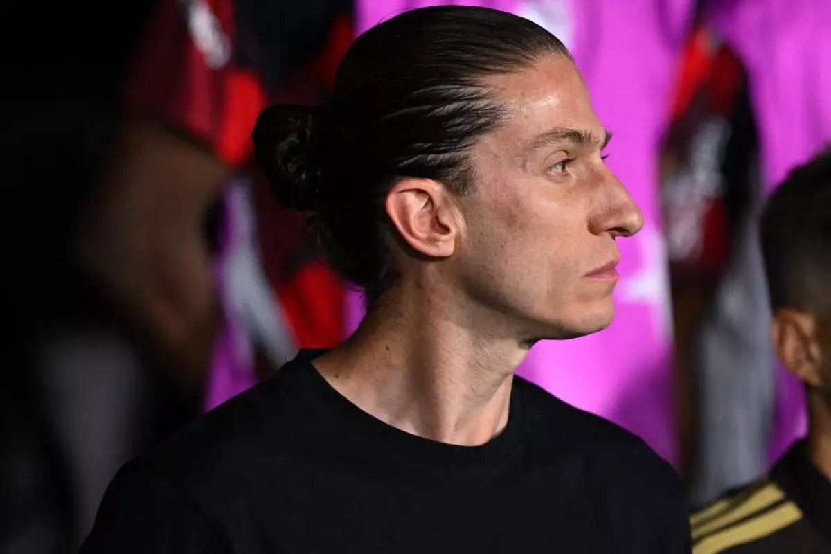 Bu adam neden kovuldu? Kimse anlam veremiyor