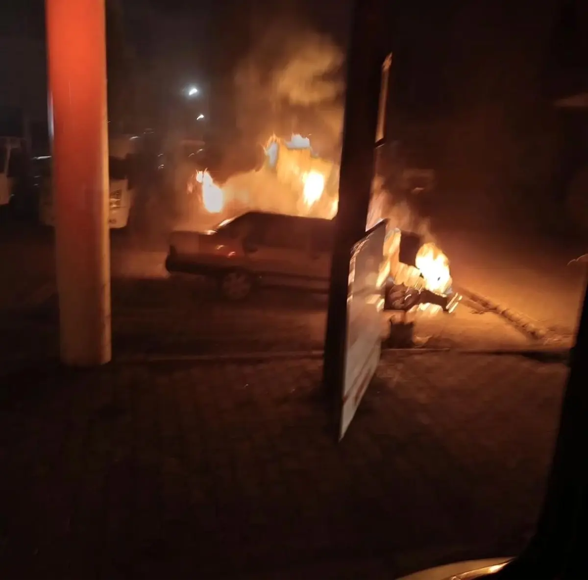 Bingöl'de park halindeki araç alevlere teslim oldu