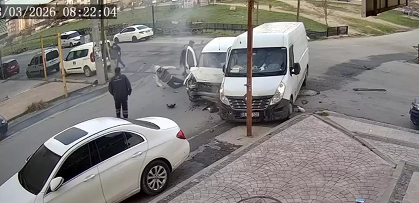 Tekirdağ'da hafif ticari araçla minibüs çarpıştı: 4 yaralı