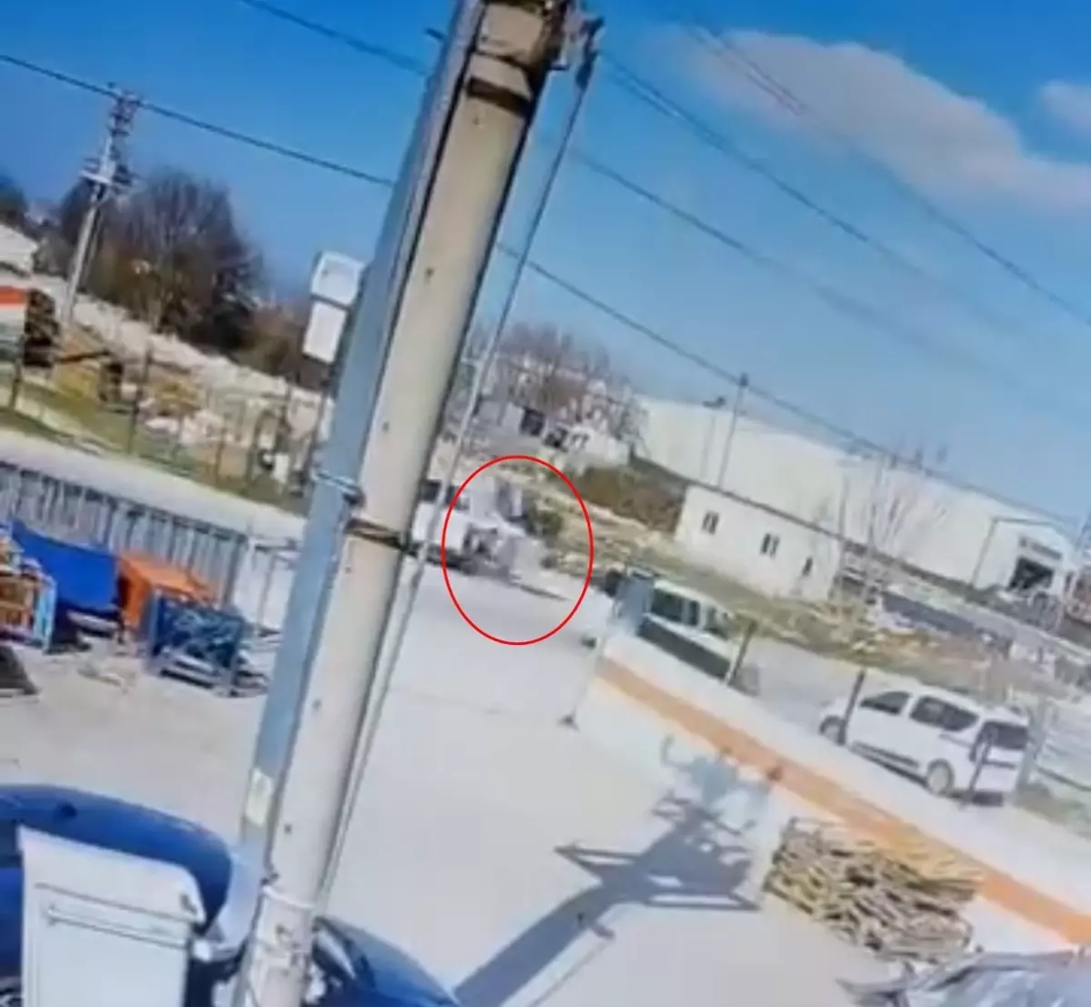 Dönüş yapan minibüse çarpan motosikletin sürücüsü yaralandı; kaza kamerada