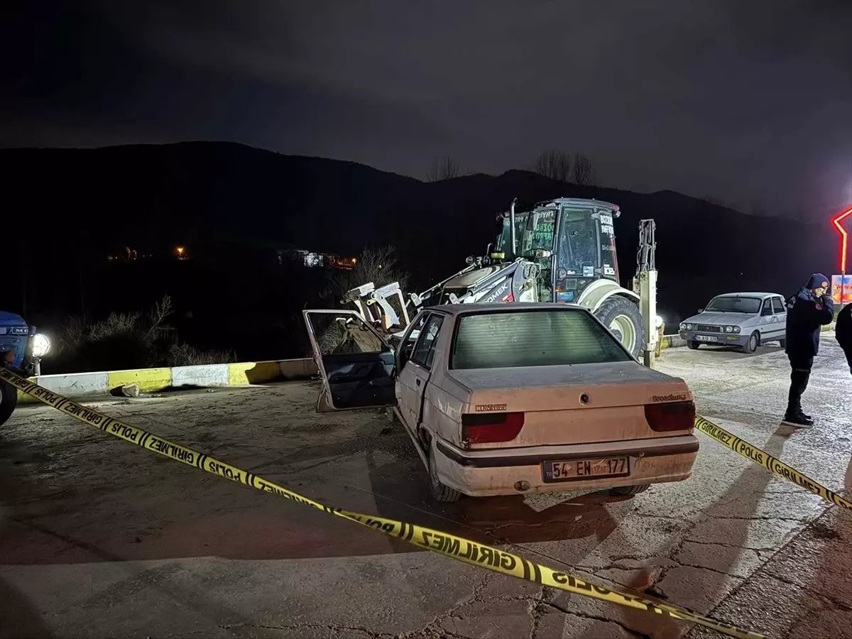 Sakarya'da park halindeki iş makinesine çarpan otomobilin sürücüsü öldü