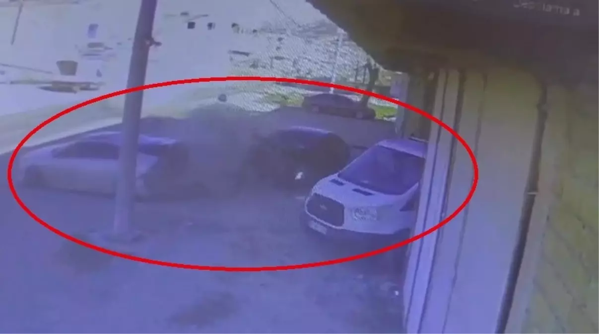 Ehliyetsiz sürücü otomobille park halindeki 2 araca çarptı