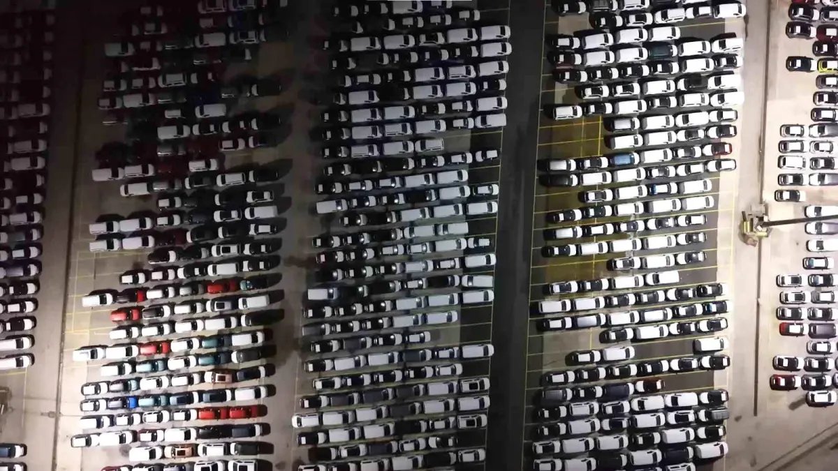 Haydarpaşa Limanı'nda gece mesaisi: 2026 model araçlar limana indirildi