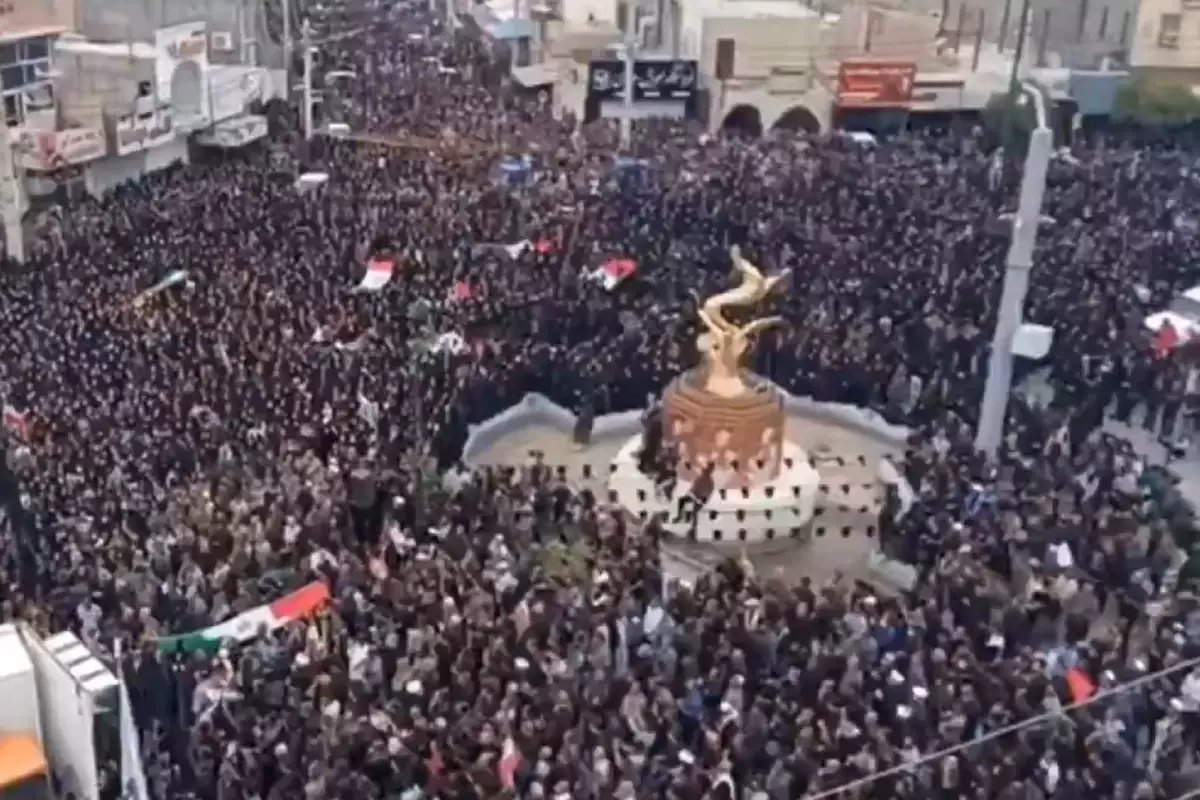 Okul saldırısında ölen 168 kız çocuğunun cenaze töreninde mahşeri kalabalık