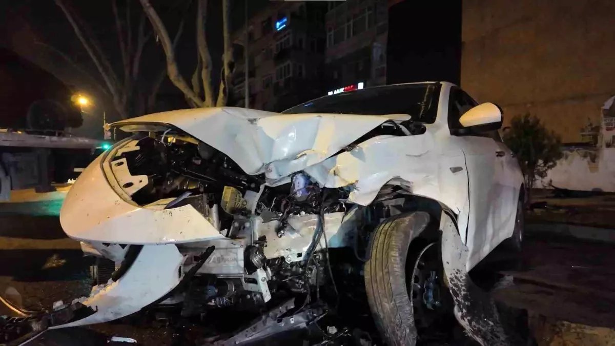 Caddebostan'da makas atan sürücü lüks araca çarpıp kaçtı