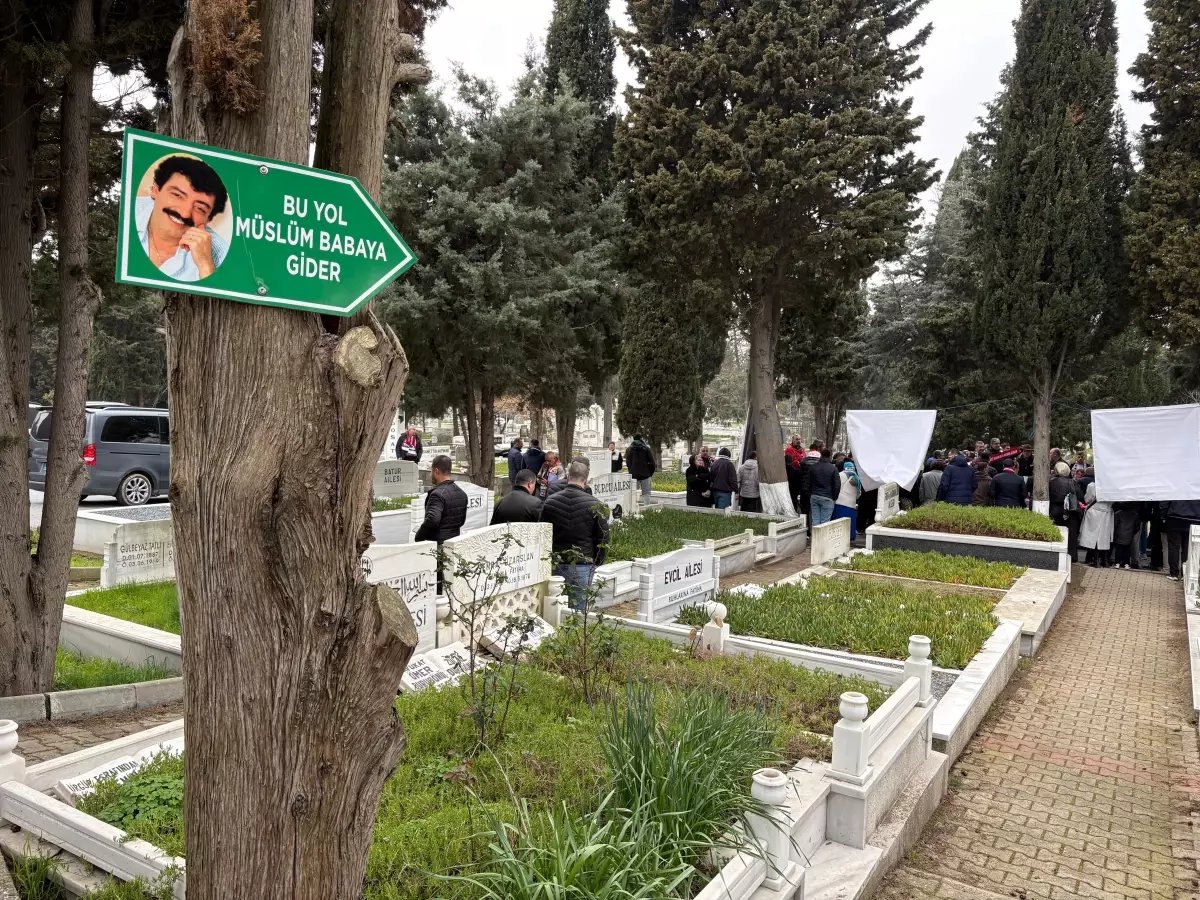 Müslüm Gürses ölümünün 13'üncü senesinde kabri başında dualarla anıldı